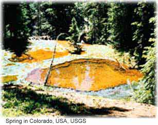 Ảnh của một con suối có màu nâu với hàm lượng sắt cao tại Colorado, Mỹ. 