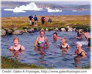 Imagen de bañistas en un manantial natural de agua cálida en Groenlandia. 