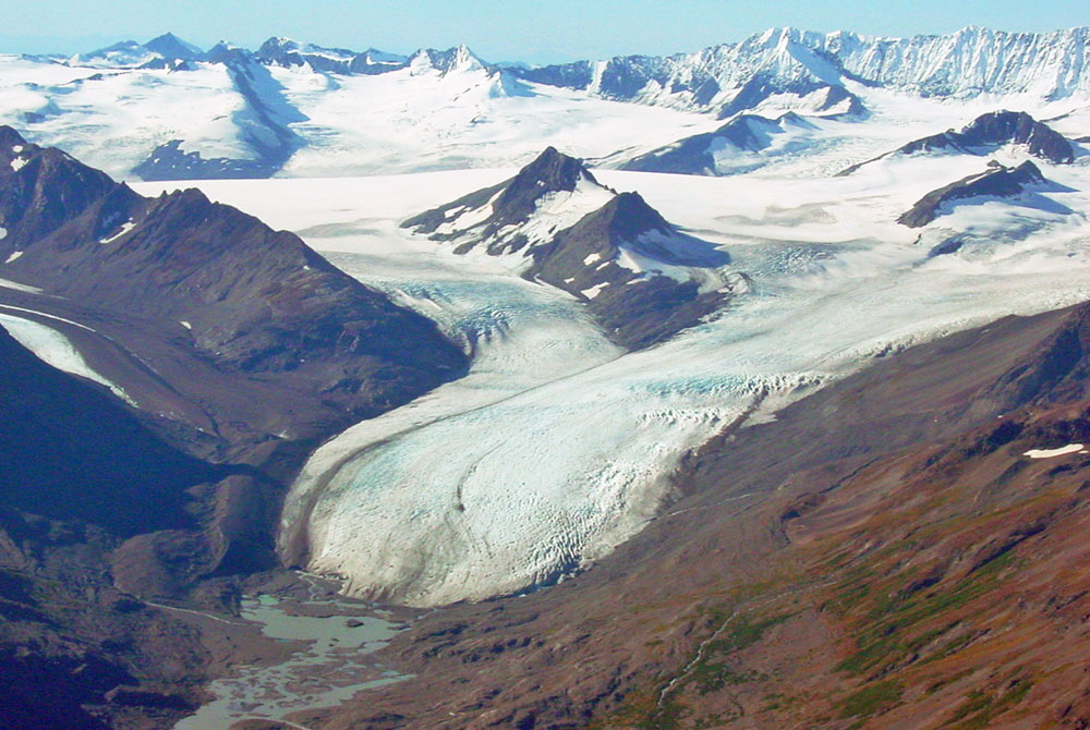 Самую большую площадь занимают ледники. Ледник Беринга. Ледник Беринга на Аляске. Ледник Мьюра Аляска. Ледники горы Чугач.